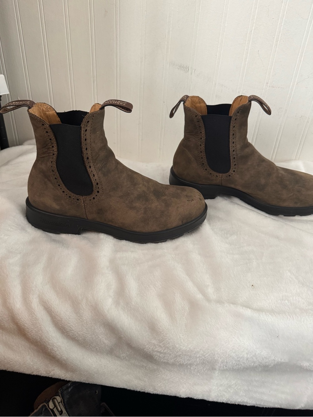 Blundstone Chelsea Ankle Boots in Rustic Brown with Black Elastic - Picture 3 of 14